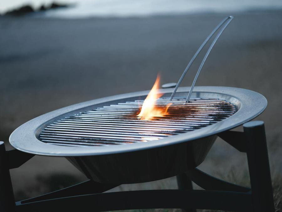 I Signori del Barbecue, Dancook9000, un bracere di gran design, in inox, trasportabile e lavabile; i binari laterali consentono una cottura indiretta più soft per non bruciare le porzioni piccole. Il coperchio è dotato di una ghiera di regolazione del tiraggio. Misura 58 cm